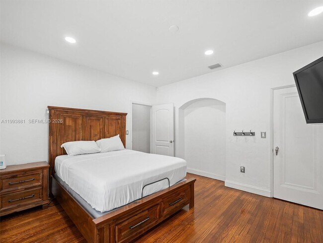 Building Photo - 314 Romano Ave