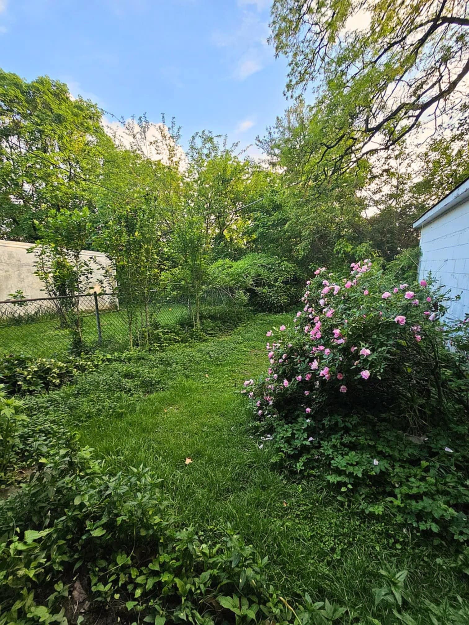 Building Photo - 738 E Railroad Ave