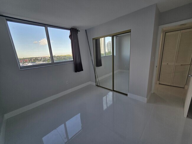 Building Photo - 1700 NW North River Dr