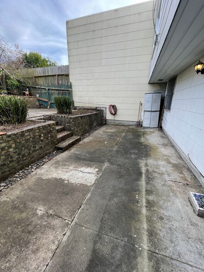 Building Photo - Beautiful 3 Bed / 2 Bath Sunset/Parkside Home!