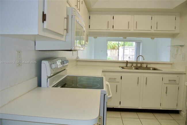 Building Photo - 6420 SW 138th Ct