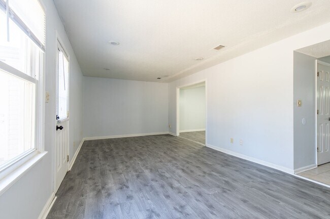 Building Photo - 3 bed 2.5 bsth