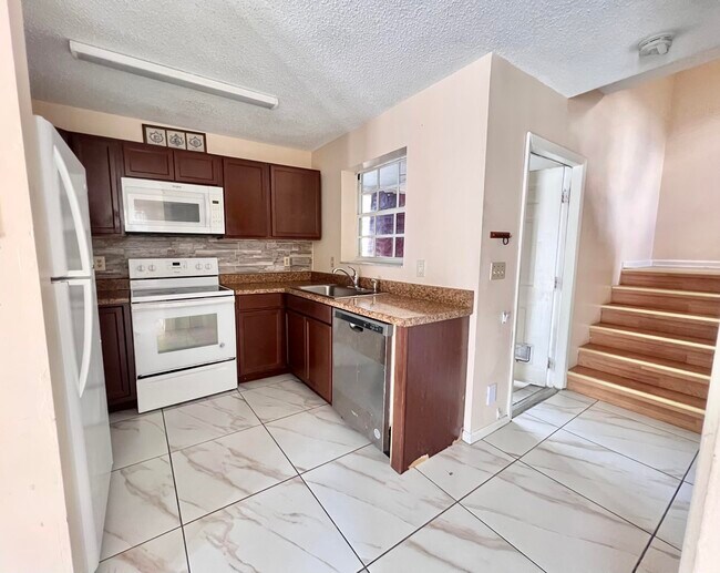 Building Photo - 13982 Morning Glory Dr
