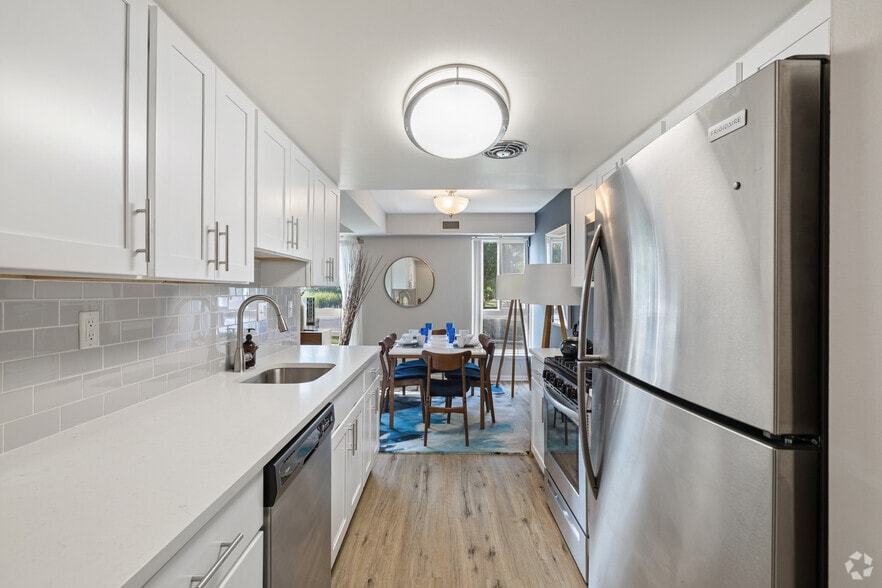 1BR, 1BA - 748SF - Kitchen - Metropolitan Doylestown