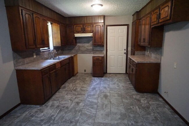 Primary Photo - Nice 3 bed 1.5 Bath house, total electric