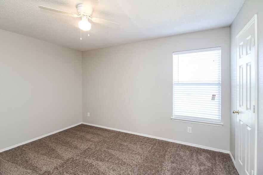 Building Photo - 505 Summertree Ln