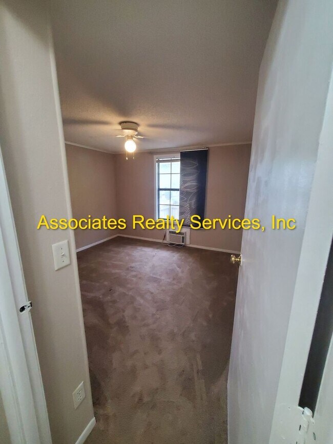 Building Photo - Attention Students! 1 bedroom- Near Shands & UF!  Look!