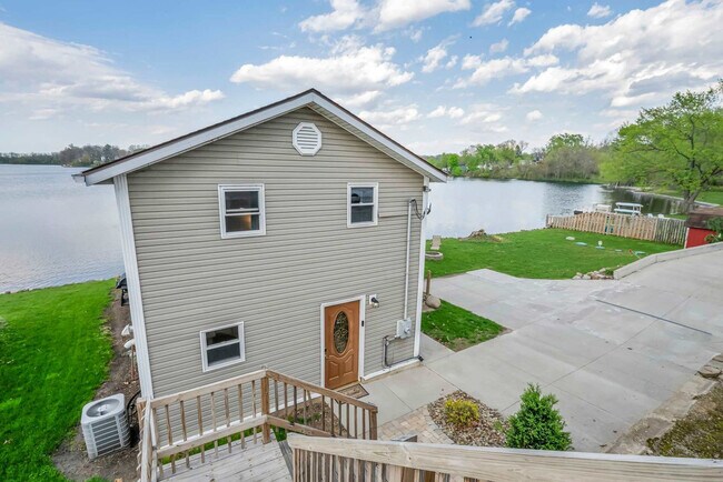Building Photo - 829 Portage Lakes Drive