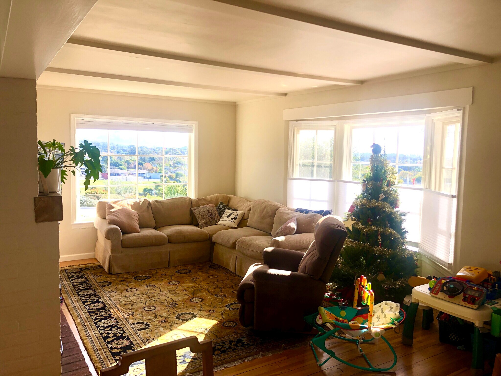 Living - 880 Cambridge Dr