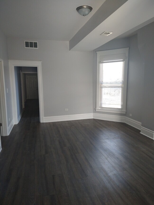 Building Photo - 209 S Albany Ave