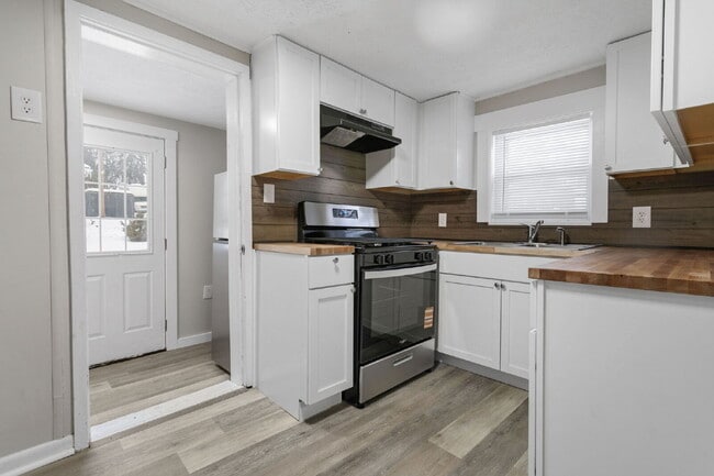 Building Photo - Walking distance to Central Park!