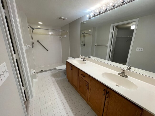 Building Photo - ANNUAL RENTAL - PINE HAVEN-2 BED/2 BATH --...