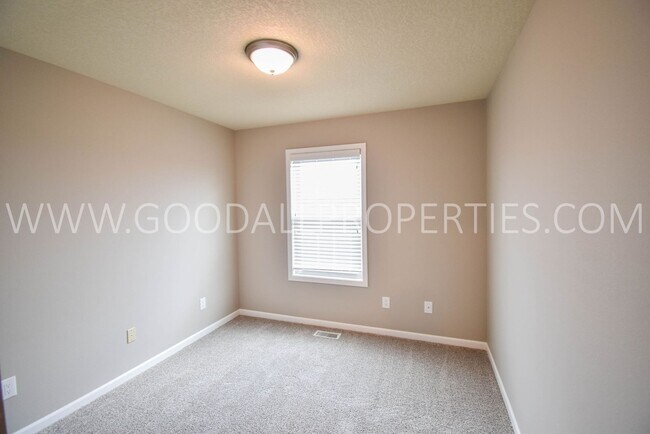 Building Photo - 3 Bedroom 2 Bath Townhome end unit in Glenn Village!!!