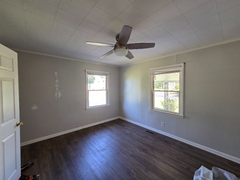 Building Photo - 3 miles from square off Byp