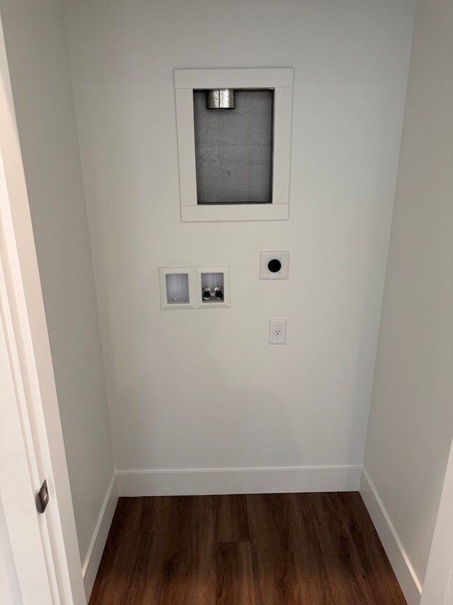 Building Photo - Brand New Modern Home!