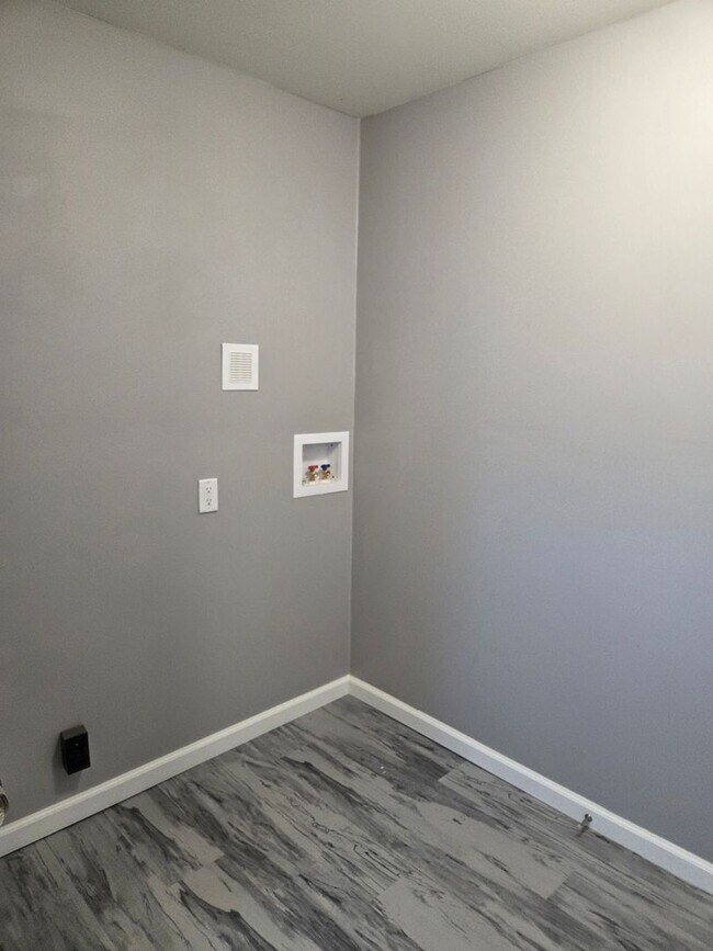 Building Photo - 715 N Kokomo Ave