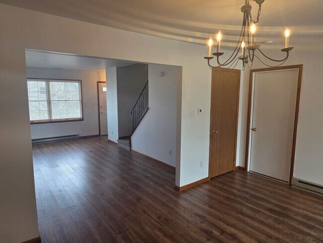 Building Photo - End Unit 2 Bedroom