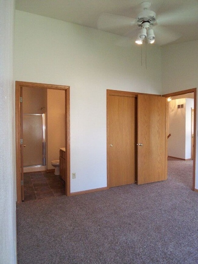 Building Photo - Open Concept 3BD/2.5BA Bi-Level Townhouse