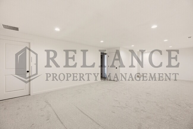 Building Photo - 5241 N Pinecrest Ct