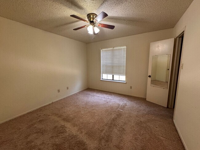 Building Photo - Super Cute Townhouse!