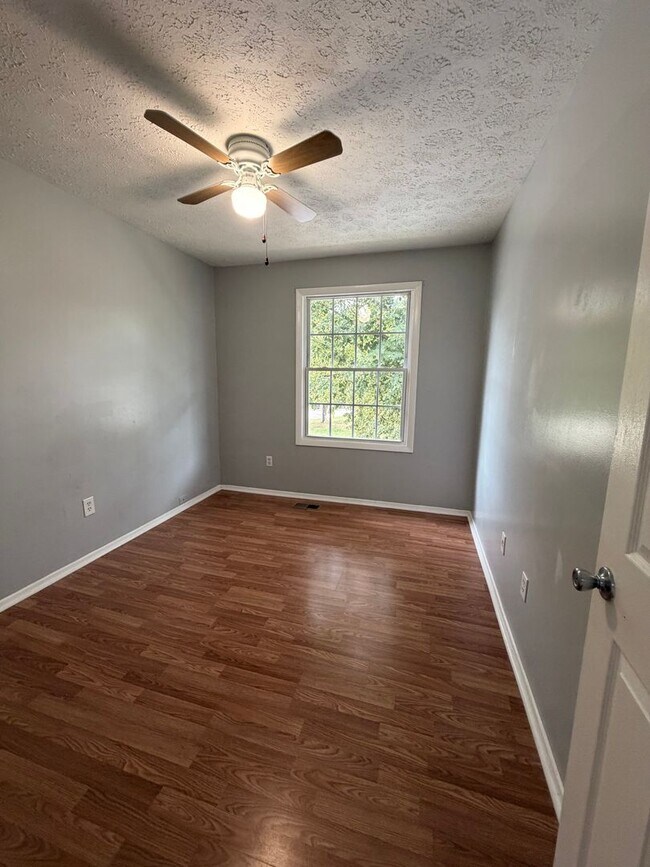 Building Photo - Beautiful 3 bed 2.5 Br Townhome Coming Soon