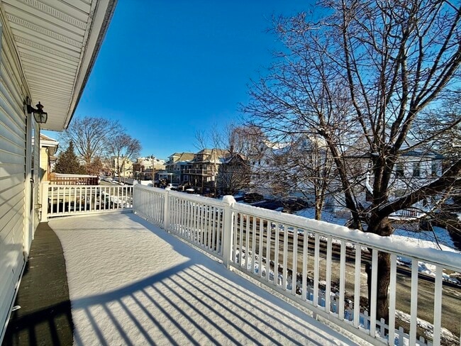 Building Photo - 305 Safford St