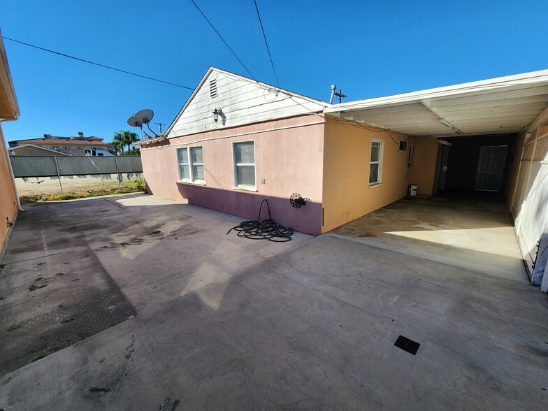 Building Photo - 7910 Nagle Ave