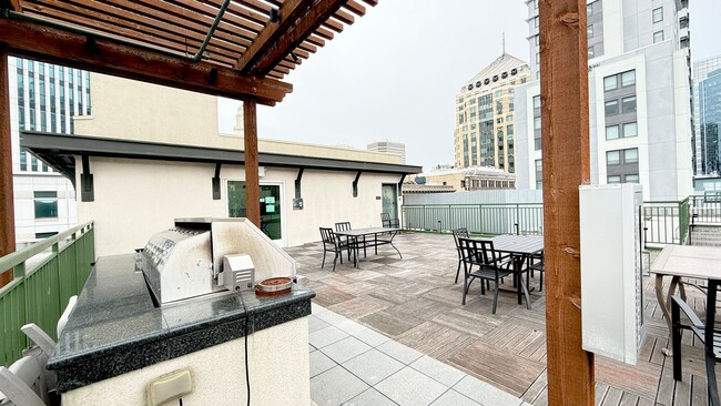 Building Photo - Large Downtown Oakland Two Bedroom Condomi...