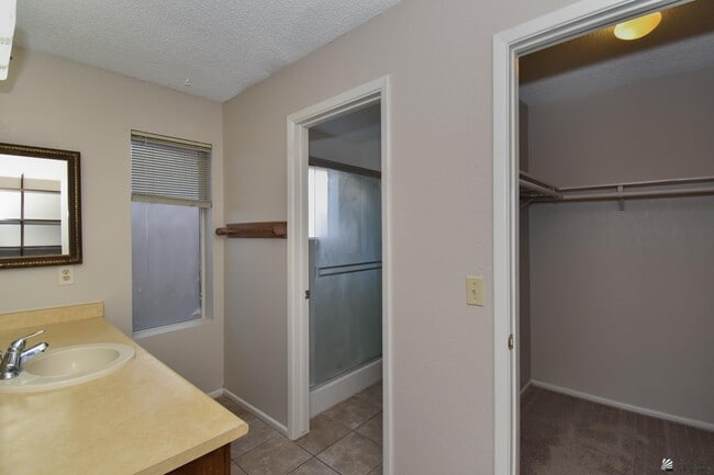 Building Photo - 2716 W Oakwood Ln