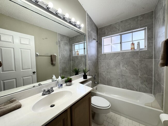 Building Photo - 13297 Emerald View Ct
