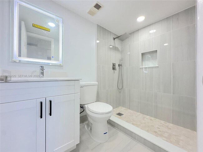 Building Photo - 3110 N Pine Island Rd