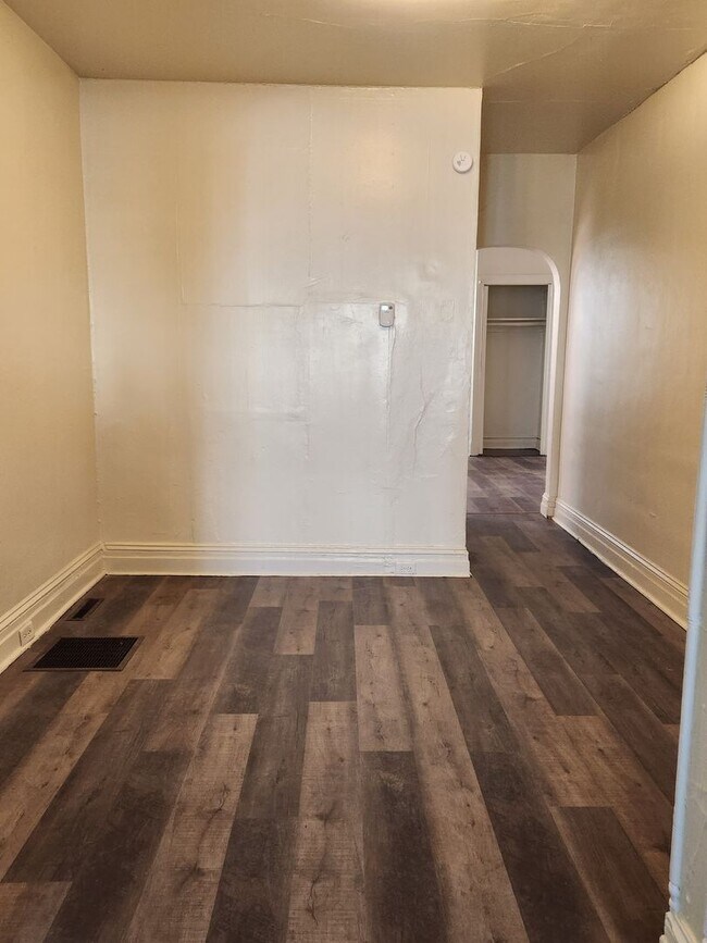 Building Photo - 920 W King St