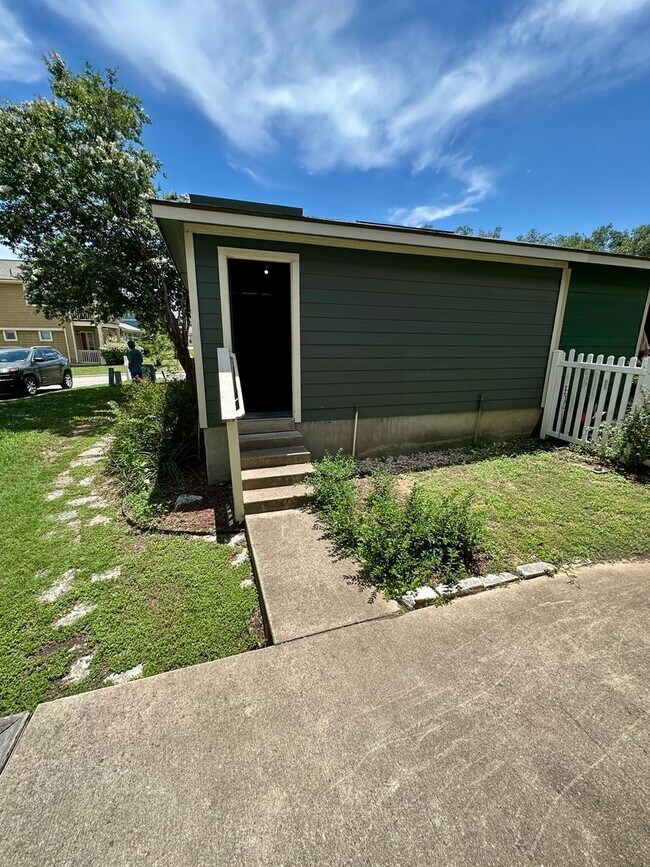 Building Photo - 3 bedroom townhome - Don't miss out!