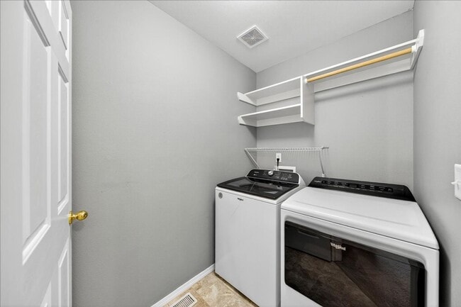 Building Photo - Comfortable & Convenient Living Near CWI and Shopping