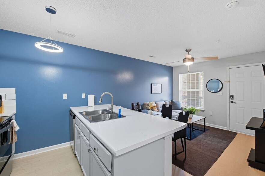Building Photo - 2 Kings Creek Dr