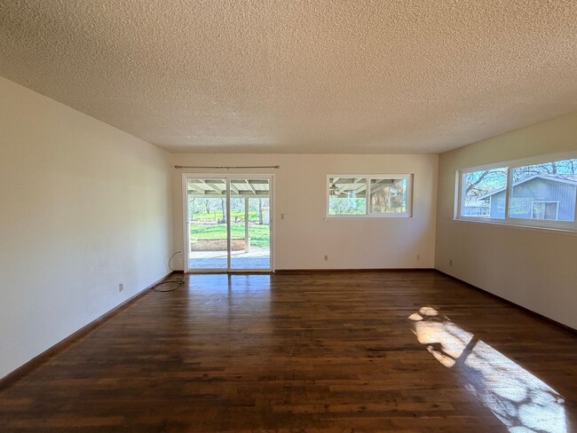 Building Photo - Just listed! Well maintained home in great location!