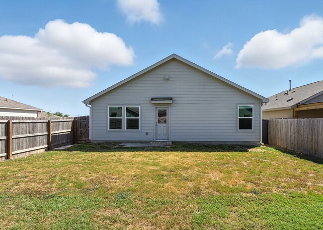 Building Photo - "Charming 3-Bed, 2-Bath Retreat in New Bra...