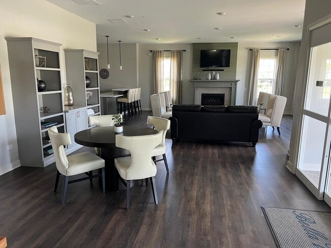 Building Photo - 2 Solara Ct