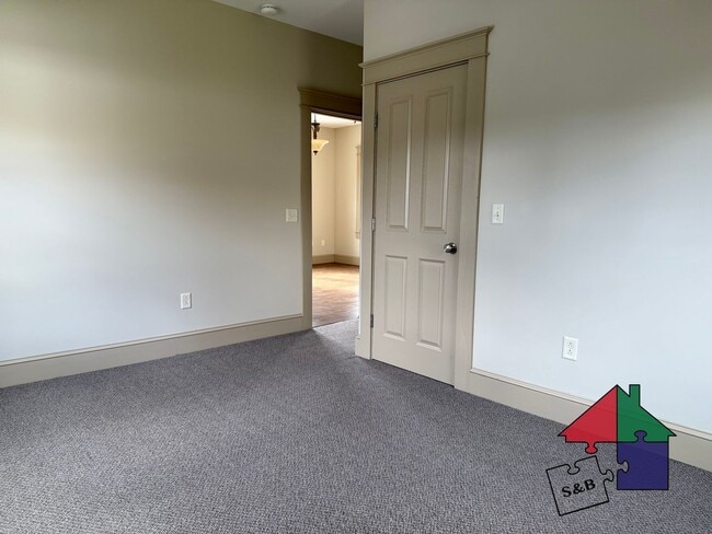 Building Photo - 14 Ayers St