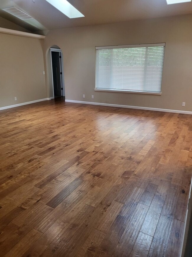 Building Photo - 3 bed 2 bath Home for Rent in Grants Pass
