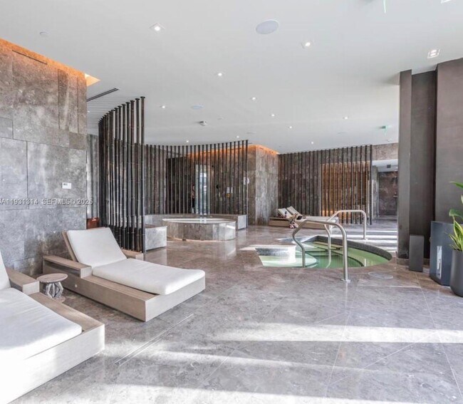 Building Photo - 650 NE 32nd St