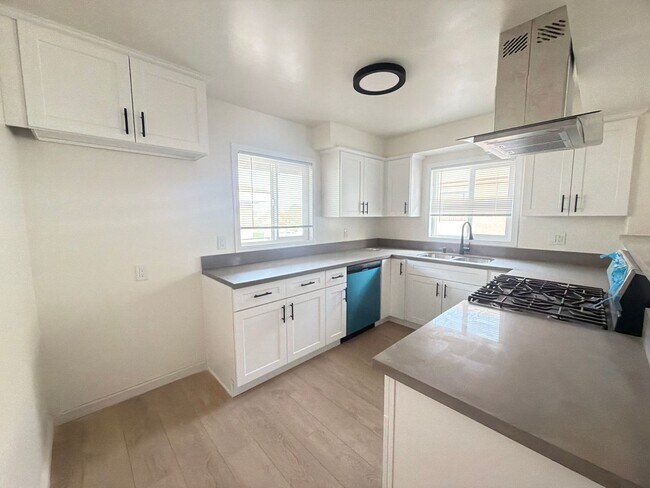 Building Photo - 2400 Del Mar Ave