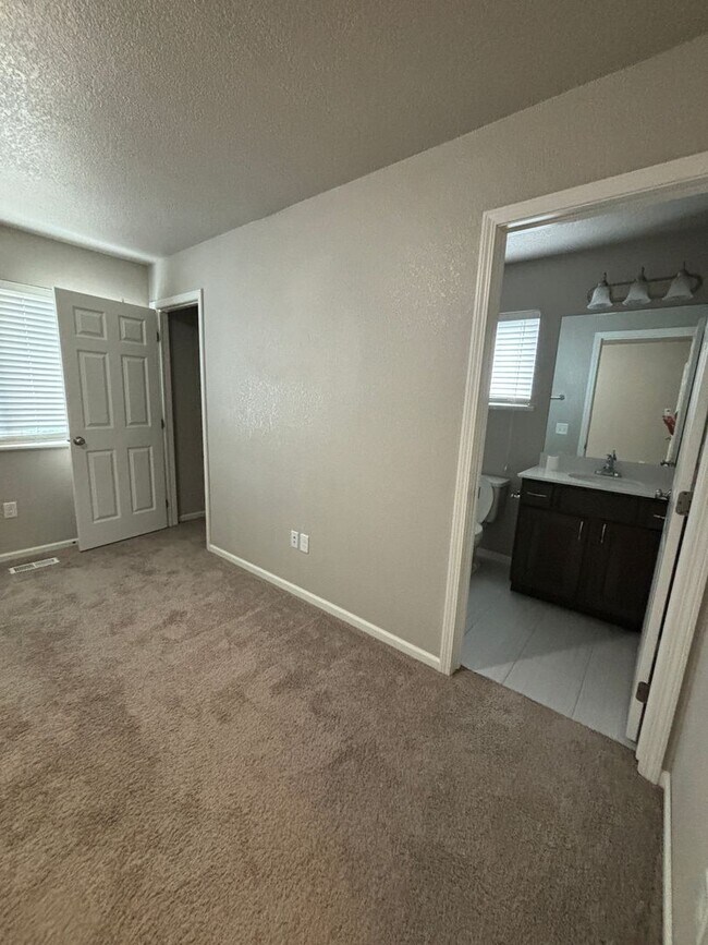 Building Photo - 3 bedroom 3.5 bathroom for Rent!
