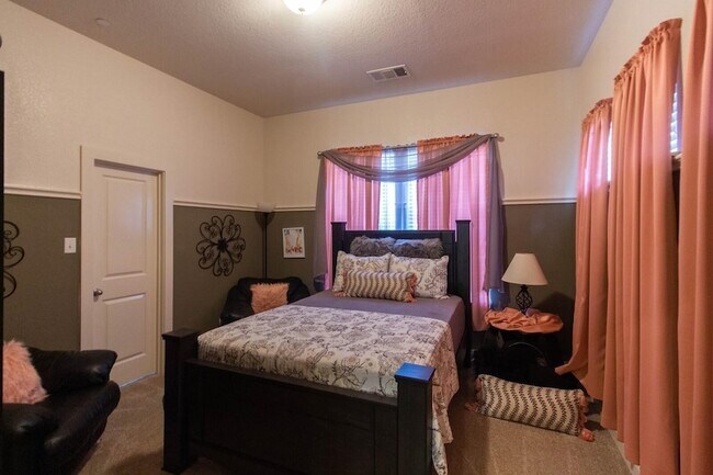 Building Photo - 1605 Brook Glen Dr