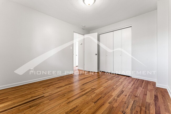 Building Photo - Newly Renovated Half-Duplex with Huge Fenc...