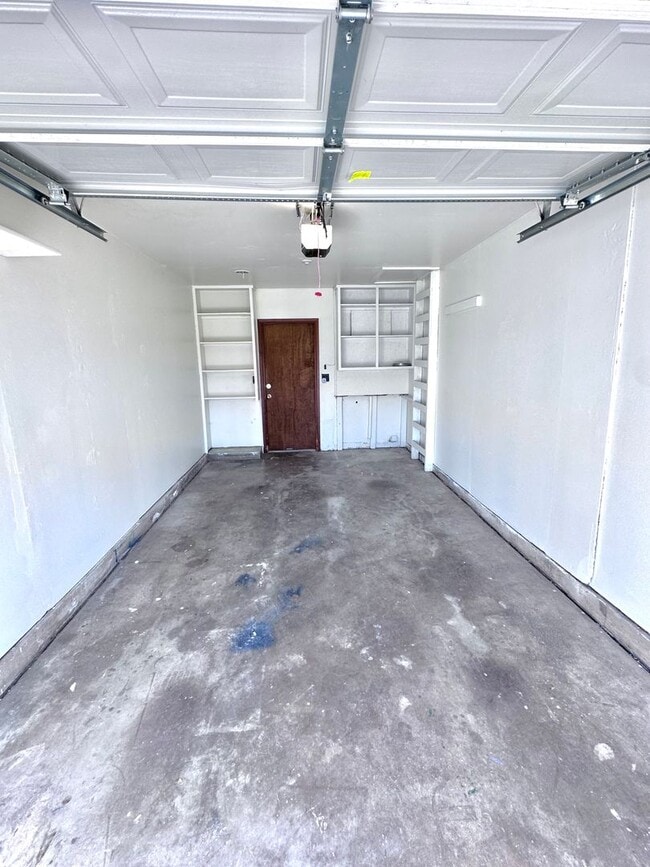 Building Photo - 3-bed 1-bath 1-car Single Family near