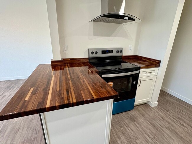 Building Photo - Darling Fully Remodeled Two Bedroom with G...