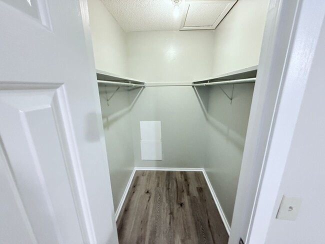 Building Photo - 2/2 House 1 mile from campus and the square