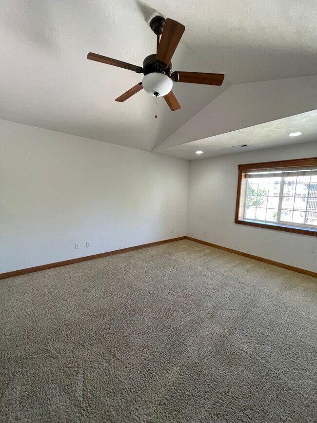 Building Photo - 4 Bd/3 Ba Townhouse on Pioneer Hill!