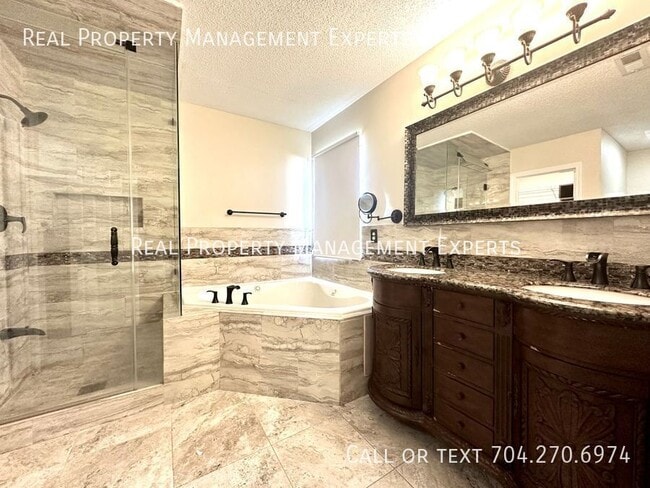 Building Photo - 7915 Vermilion Dr